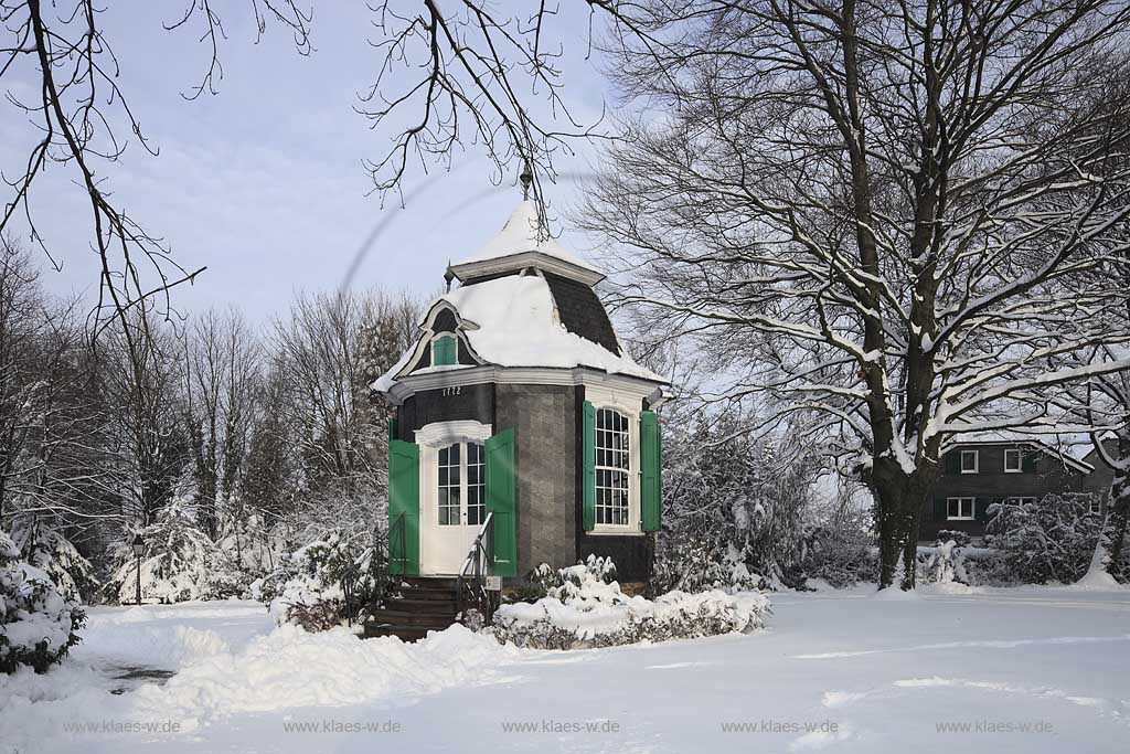 radevormwald Rokoko Gartenhaeuschen im Winter verschneit; Rococo garden house in Radevormwald in winter