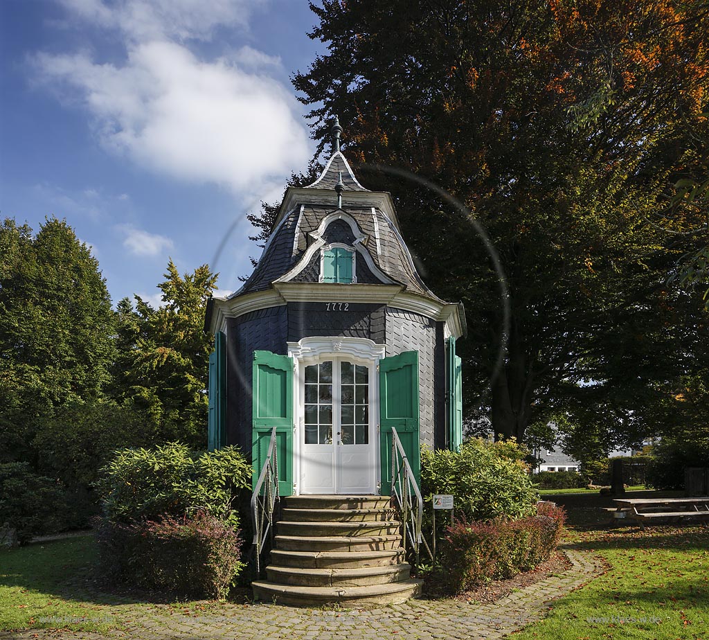 Radevormwald, Rokoko-Gartenhaeuschen mit Schieferverkleidung und gruenen Fensterlaeden, 1772 erbaut und ist damit das aelteste Gebaeude der Stadt,  im Parc de Chteaubriant; Radevormwald, pavilion in the park Parc de Chteaubrian.