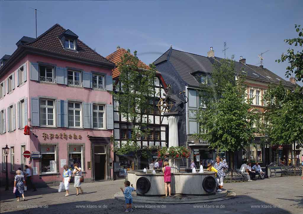 Ratingen, Kreis Mettmann, Blick auf Markt mit Marktbrunnen und Menschen