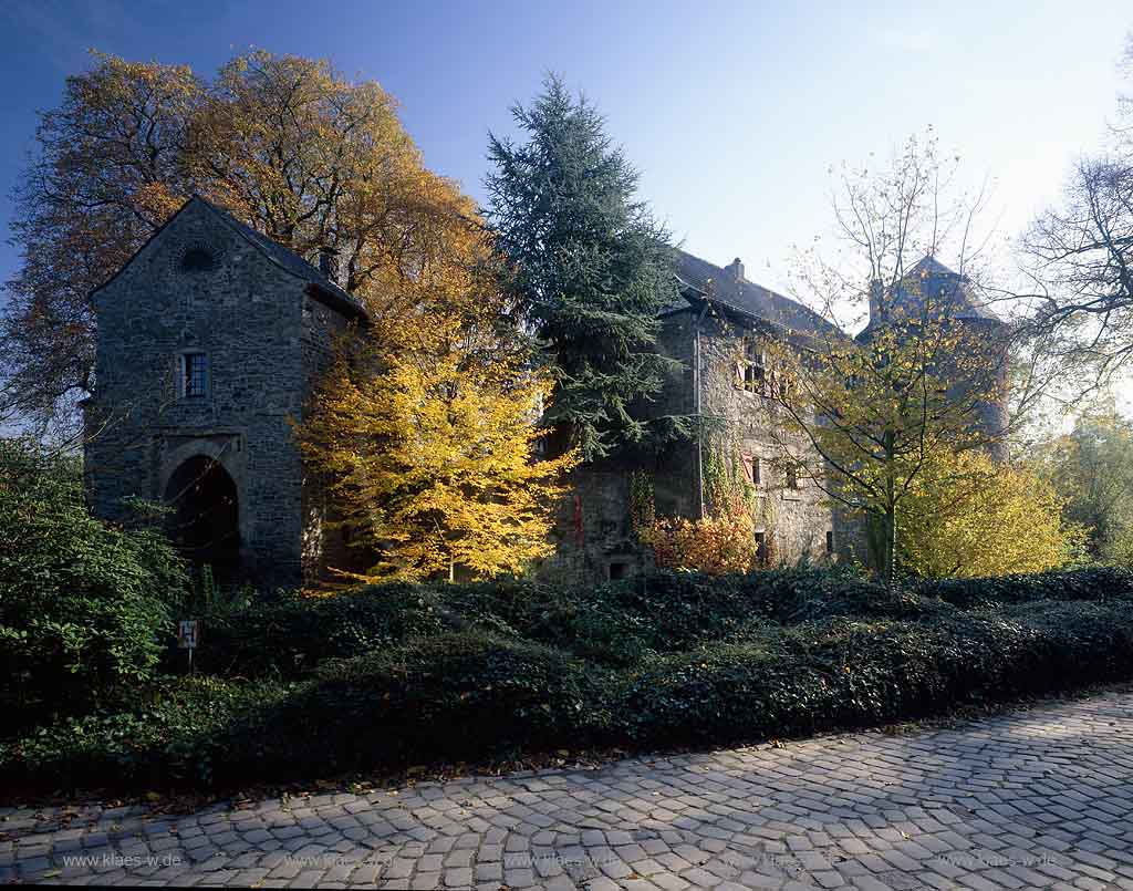 Ratingen, Kreis Mettmann, Blick auf Burg, Wasserburg Haus zum Haus im Herbst