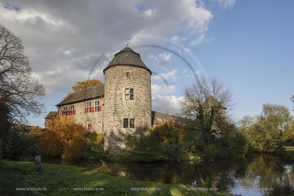 Ratingen, Wasserburg Haus zum Haus im Herbst, sie ist eine der wenigen gut erhaltenen, mittelalterlichen Wehrburgen in dieser Region und deren Urspruenge der heutigen Kernburg mit den markanten Tuermen stammen aus dem Jahr 1276; Ratingen, moated castle Haus zum Haus in autumn.