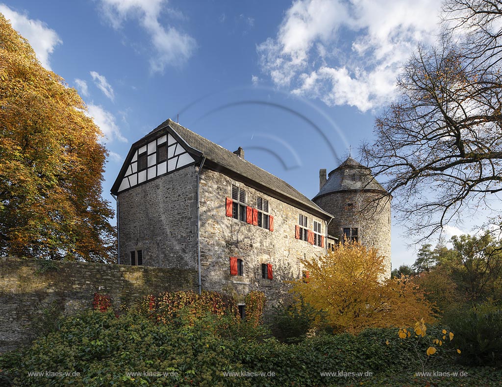 Ratingen, Wasserburg Haus zum Haus im Herbst, sie ist eine der wenigen gut erhaltenen, mittelalterlichen Wehrburgen in dieser Region und deren Urspruenge der heutigen Kernburg mit den markanten Tuermen stammen aus dem Jahr 1276; Ratingen, moated castle Haus zum Haus in autumn.