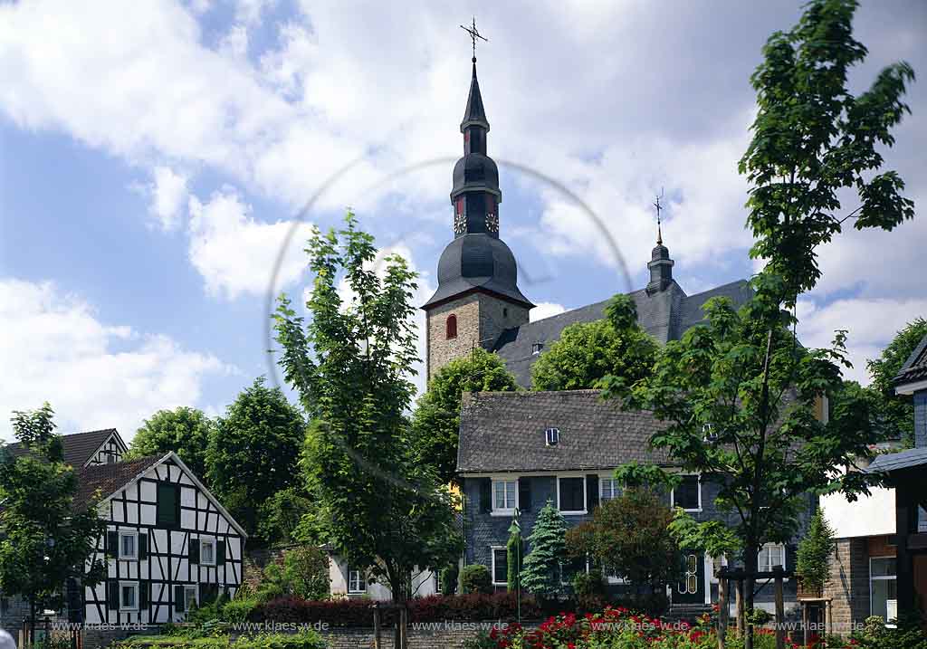 Eckenhagen, Reichshof, Oberbergischer Kreis, Bergisches Land, Landkreis Kln, Blick auf Ort und Kirche im Sommer    
