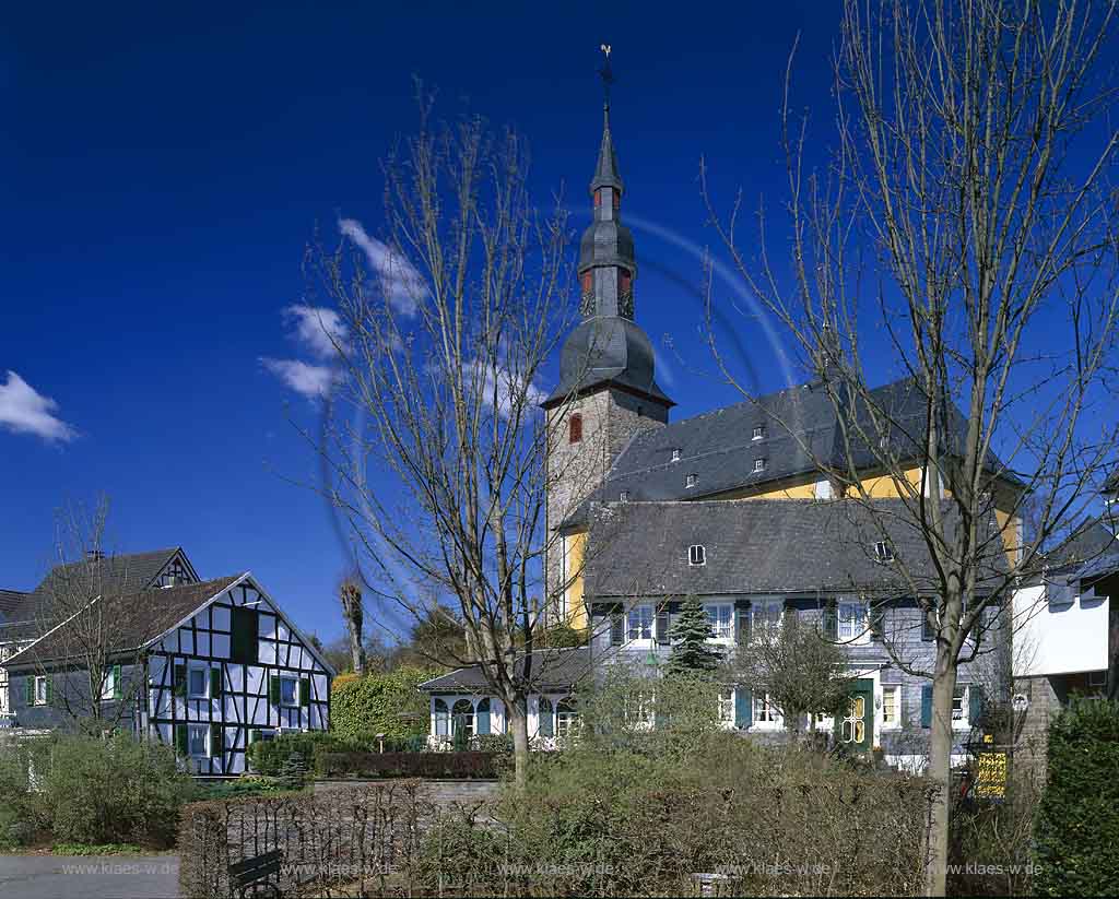 Eckenhagen, Reichshof, Oberbergischer Kreis, Bergisches Land, Landkreis Kln, Blick auf Ort mit Kirche   