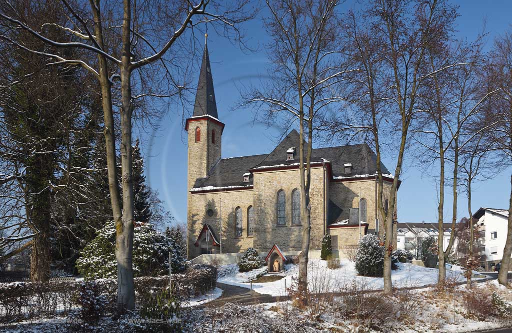 Reichshof Denklingen katholische Pfarrkirche Sankt Antonis im Winter; catholic church St. Antonius in Denklingen in Winter