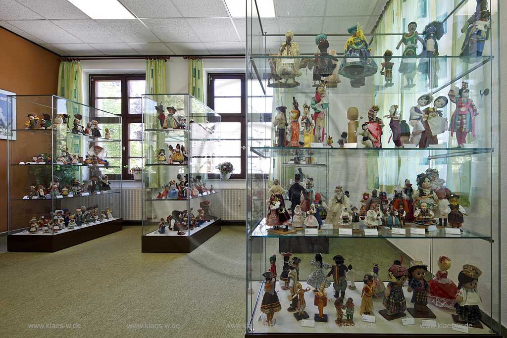 Reichsdorf Eckenhagen, Puppenmuseum Haus des Gastes, Ausstellungsraum Glasvitrinen mit 600 Trachtenpuppen aus aller Welt, museum of dolls house of guests