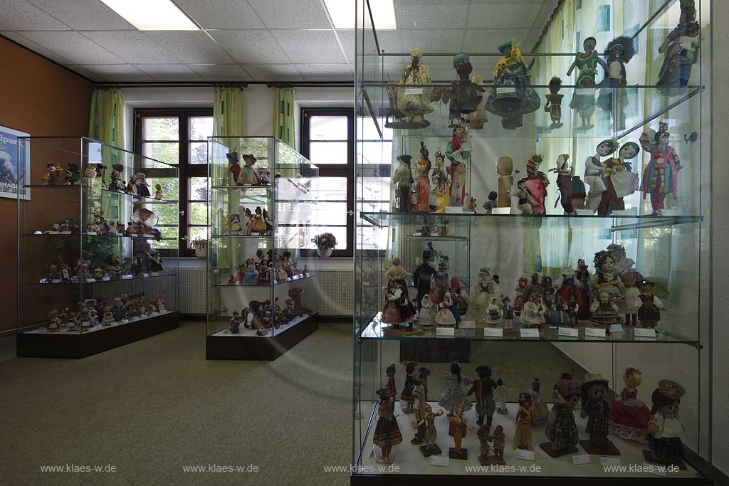 Reichsdorf Eckenhagen, Puppenmuseum Haus des Gastes, Ausstellungsraum Glasvitrinen mit 600 Trachtenpuppen aus aller Welt, museum of dolls house of guests