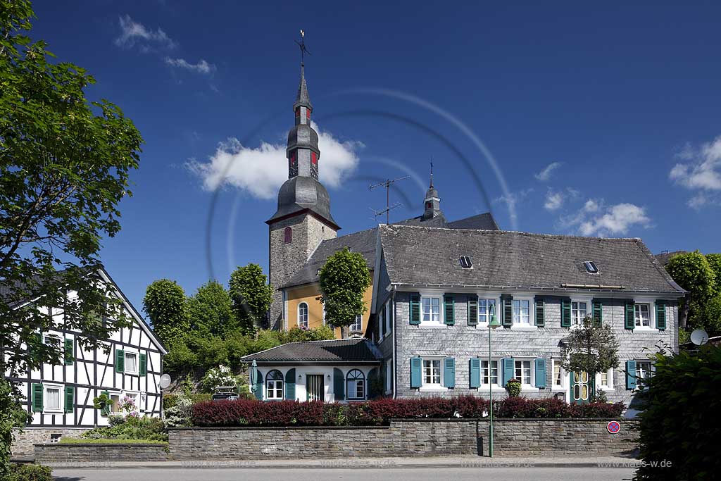 Reichshof Eckenhagen, Ortskern mit Blick auf die evangelische Barockkirche mit einem Fachwerkhaus und einem Schieferhaus im Vordergrund; town centre with baroque church, a frame house and a house of shist