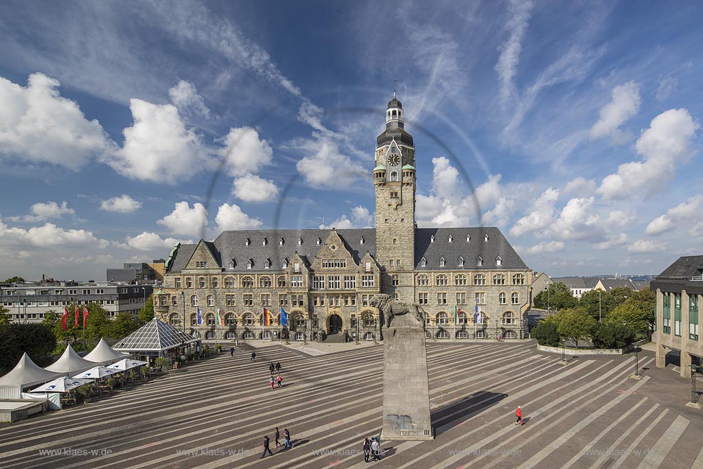 Remscheid, Theodor Heuss-Platz mit dem 1906 eingeweihten Rathaus und Denkmal "Bergischer Loewe", Wappentier des Bergischen Landes seit 1225.