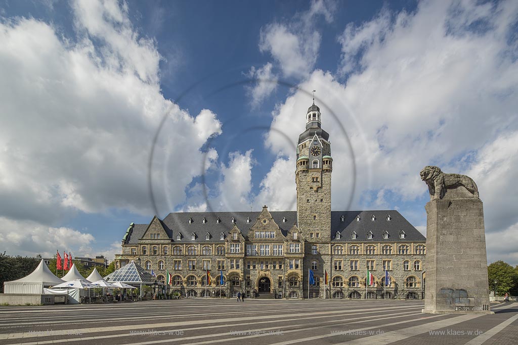 Remscheid, Theodor Heuss-Platz mit dem 1906 eingeweihten Rathaus und Denkmal "Bergischer Loewe", Wappentier des Bergischen Landes seit 1225.
