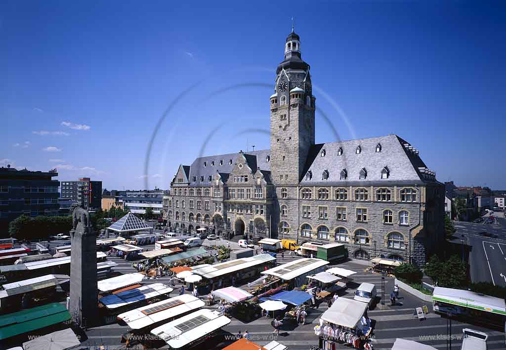 Remscheid, Regierungsbezirk Dsseldorf, Blick auf Rathaus mit Rathausplatz und Wochenmarkt, Bergischer Lwe, Loewe, Wahrzeichen von Remscheid