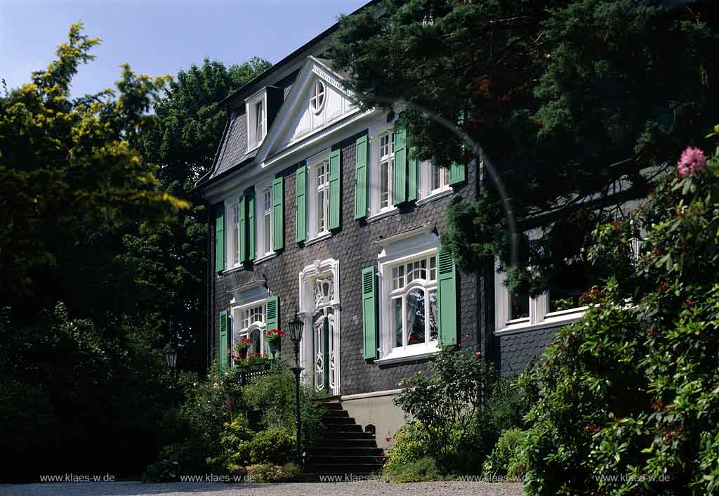 Ehringhausen, Remscheid, Regierungsbezirk Dsseldorf, Blick auf Schieferhaus mit bergisch grnen, gruenen Schlaglaeden, Schlaglden