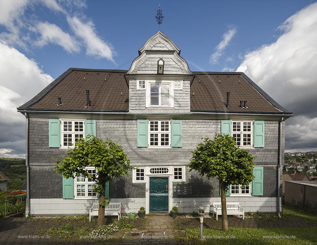 Remscheid Buechel, Haus Engelbert Luckhaus, Baujahr: 1765, mit Satteldach und Kreuzstockfenstern; Remscheid Buechel, house Haus Engelbert Luckhaus, anno 1765.