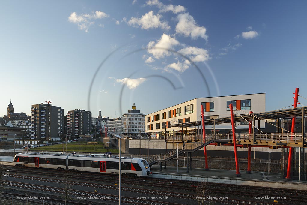 Remscheid Blick ueber den Haufbahnhof mit Abellio Dieseltriebzuge des Typs CORDIA Lint 41 und Nordsteg, Bruecke; Remscheid view over central railway station.