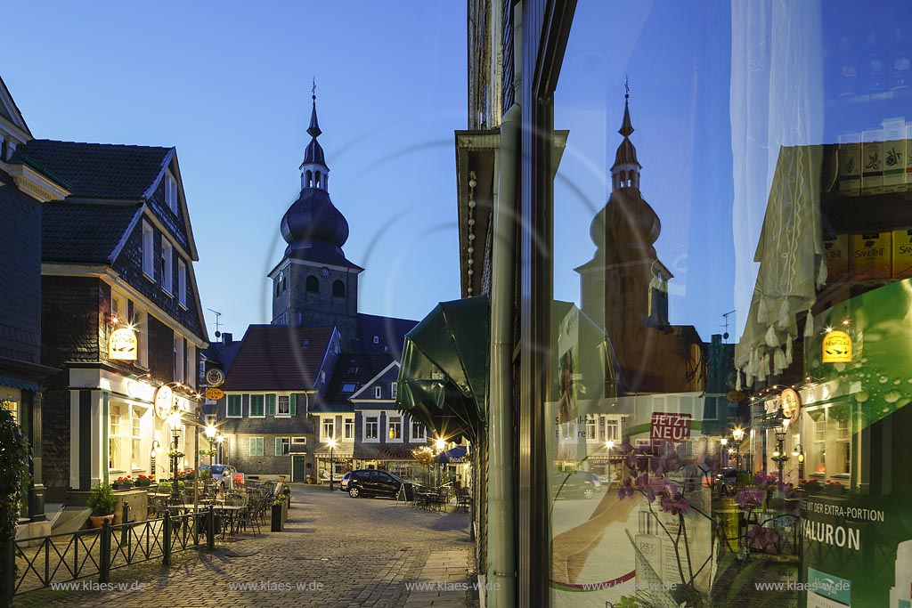 Remscheid Lennep, Altstadt mit Stadtkirche und Spiegelbild im Schaufenster zur blauen Stunde; Remscheid Lennep, old town with mirror image in shop window at blue hour.