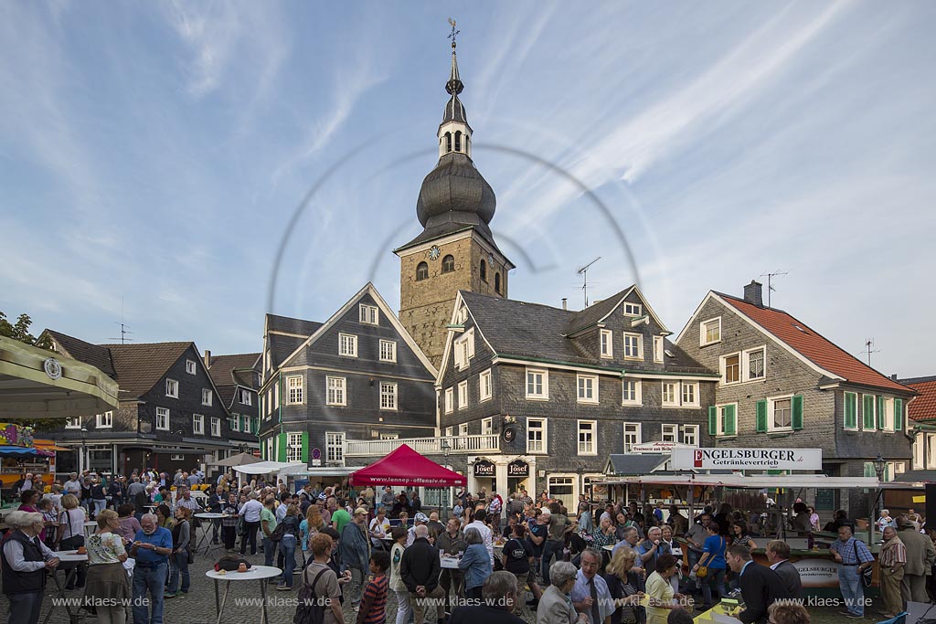 Remscheid Lennep, Altstadtfest, Markt mit evangelischer Kirche; Remscheid Lennep, old town festival, market with Evangelical church.