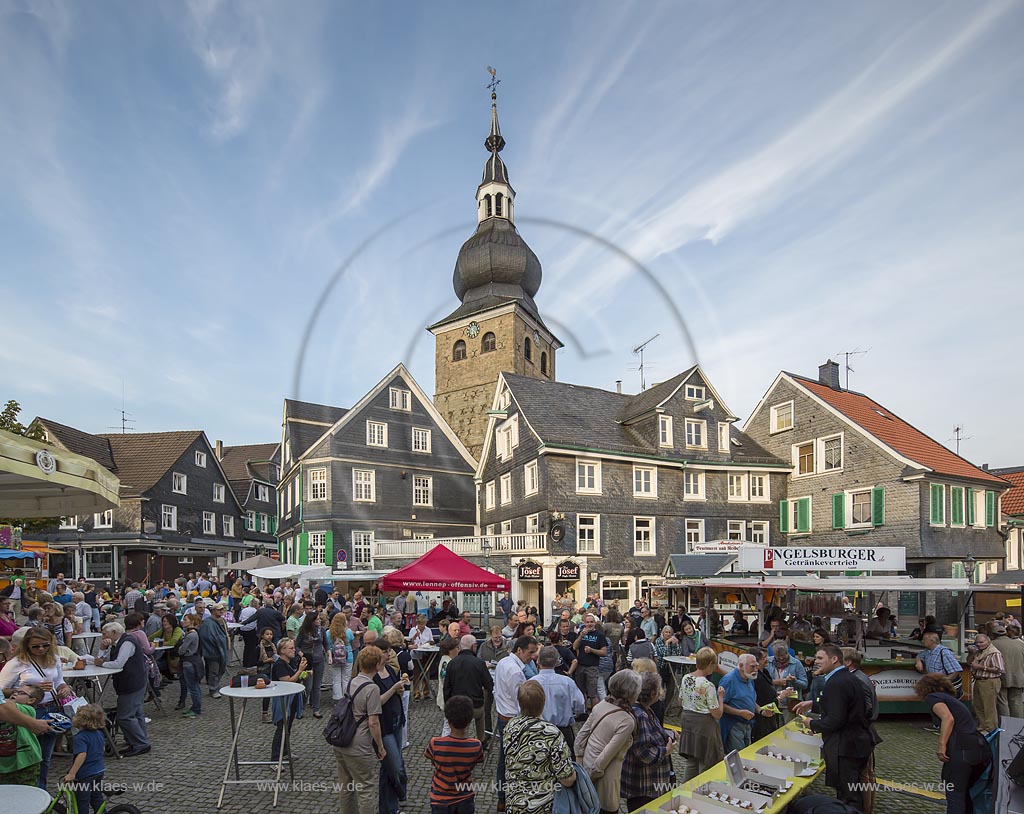 Remscheid Lennep, Altstadtfest, Markt mit evangelischer Kirche; Remscheid Lennep, old town festival, market with Evangelical church.