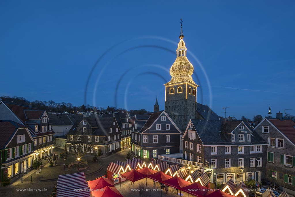 Remscheid-Lennep, Altstadt, Markt, illuminierter Turm der Evangelischen Stadtkirche Lennep mit Weihnachtsmarkt