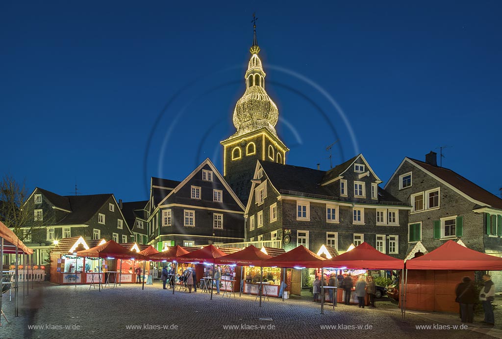 Remscheid-Lennep, Altstadt, Markt, illuminierter Turm der Evangelischen Stadtkirche Lennep mit Weihnachtsmarkt