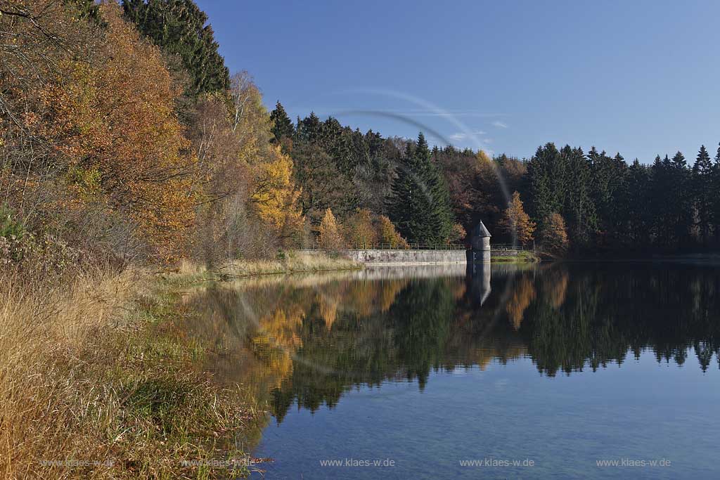 Remscheid-Lennep, Herbststimmung an der Panzertalsperre, Blick mit Spiegelbild zur Staumauer; Remscheid Lennep Panzer barrage,in autum with dam and mirror image.
