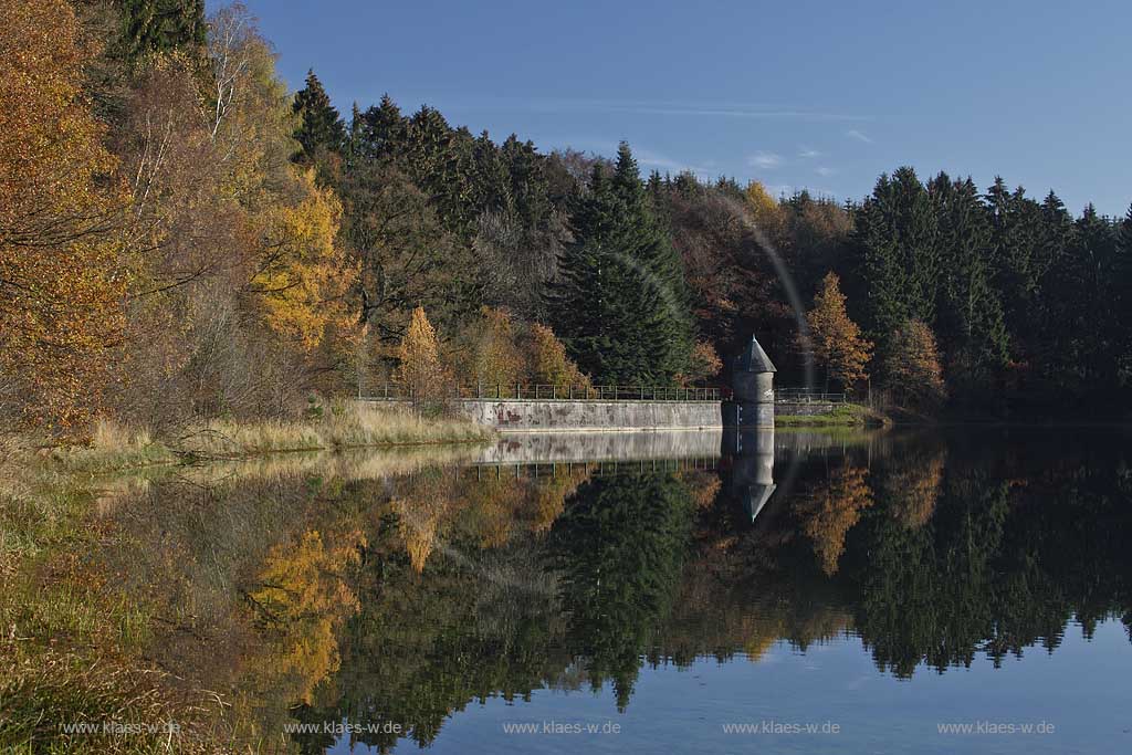 Remscheid-Lennep, Herbststimmung an der Panzertalsperre, Blick mit Spiegelbild zur Staumauer; Remscheid Lennep Panzer barrage,in autum with dam and mirror image.