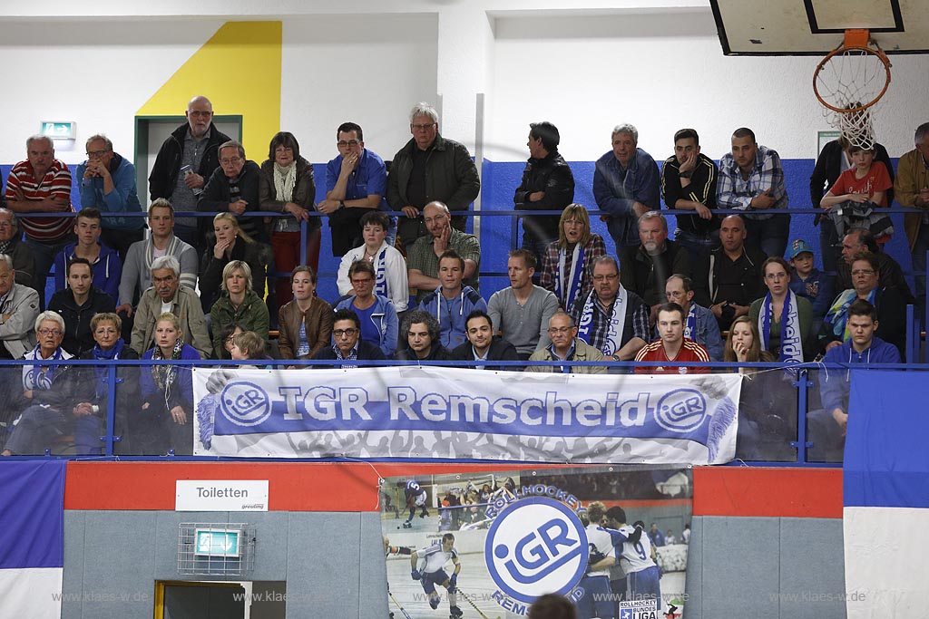Remscheid Lennep, Sporthalle Hackenberg, Rollhockey Bundesliga "IGR Remscheid", Zuschauertribuene; Remscheid Lennep, sports hall Hackenberg,  German Roller Hockey,  Bundes League "IGR Remscheid" visitors, fans.