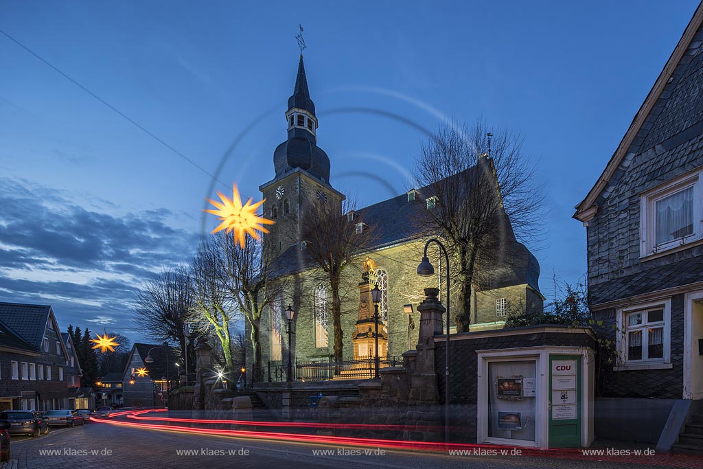 Remscheid-Luettringhausen, Altstadt, Schieferhauser und beleuchtete Evangelische Kirche zur blauen Stunde waehrend der Weihnachtszeit mit Weihnachtsbeleuchtung, Weihnachtsstern