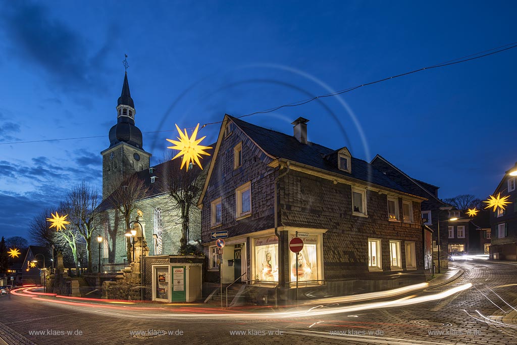 Remscheid-Luettringhausen, Altstadt, Schieferhauser und beleuchtete Evangelische Kirche zur blauen Stunde waehrend der Weihnachtszeit mit Weihnachtsbeleuchtung, Weihnachtsstern