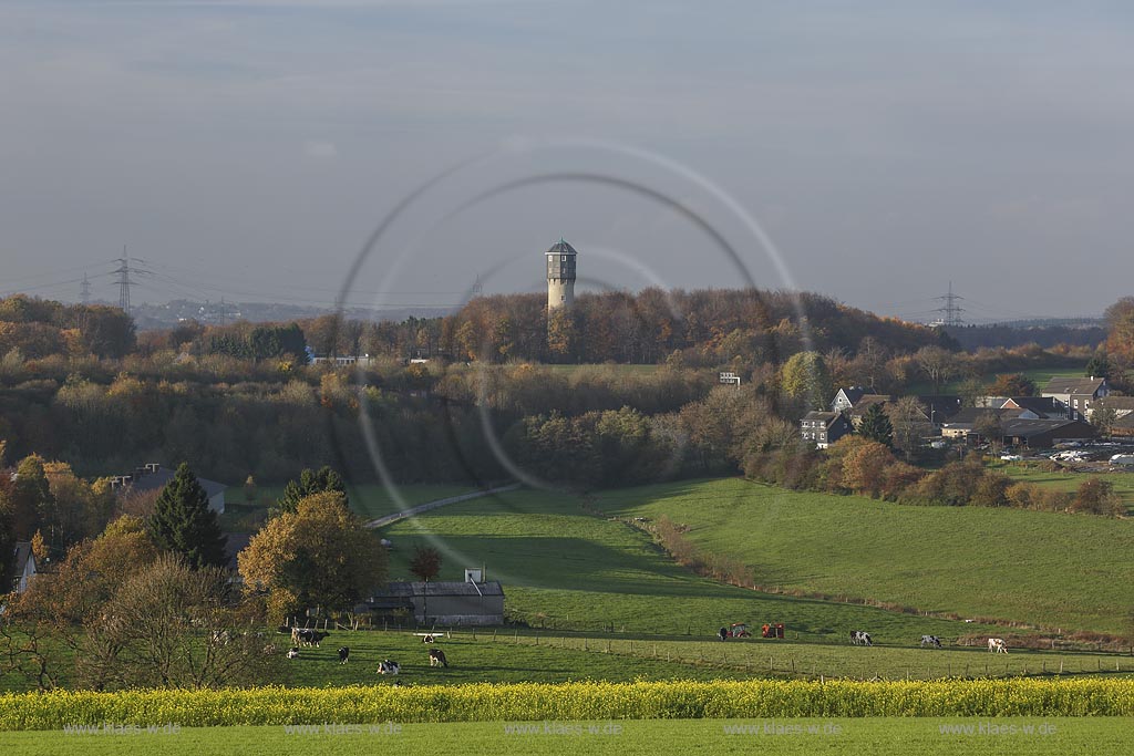 Remscheid Luettringhausen, Blick ueber Lennep Garnixhaeuschen zum Luettringhaser Wasserturm. Dieser steht unter Denkmalschutz und stellt eine weithin sichtbare Landmarke dar; Remscheid-Luettringhausen, view to the water tower.