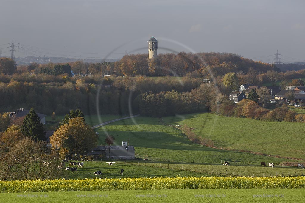 Remscheid Luettringhausen, Blick ueber Lennep Garnixhaeuschen zum Luettringhaser Wasserturm. Dieser steht unter Denkmalschutz und stellt eine weithin sichtbare Landmarke dar; Remscheid-Luettringhausen, view to the water tower.