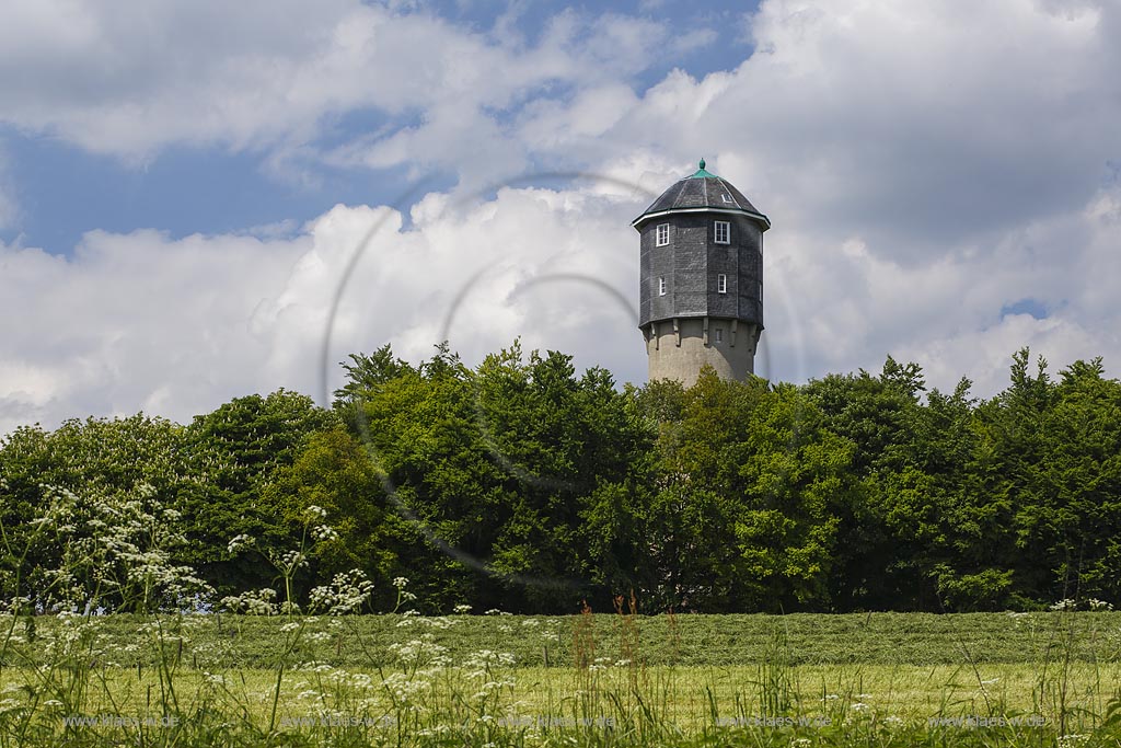 Remscheid-Luettringhausen, Blick auf den Wasserturm, er steht unter Denkmalschutz und stellt eine weithin sichtbare Landmarke dar; Remscheid-Luettringhausen, view to the water tower.