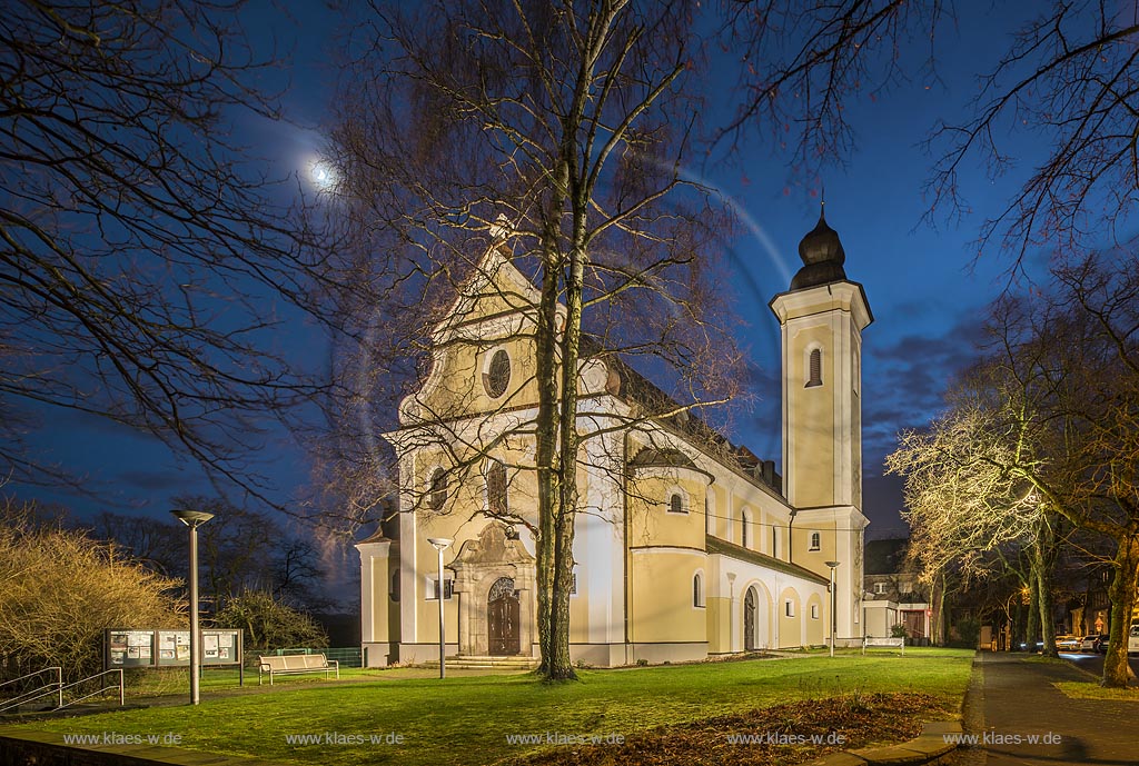 Remscheid-Luettringhausen, Heilig-Kreuz-Kirche illuminiert zur blauen Stunde.