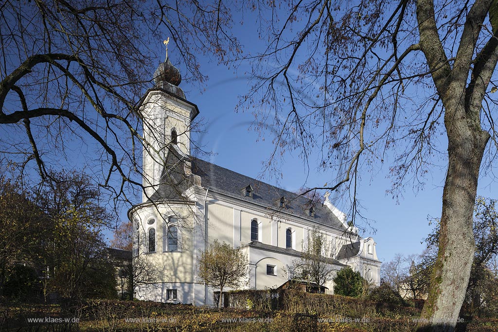 Remscheid-Luettringhausen, katholische Heilig-Kreuz-Kirche im Spaetherbst, sie wurde 1925 bis 1927 erbaut; Remscheid-Luettringhausen, catholic church Heilig-Kreuz-Kirche.