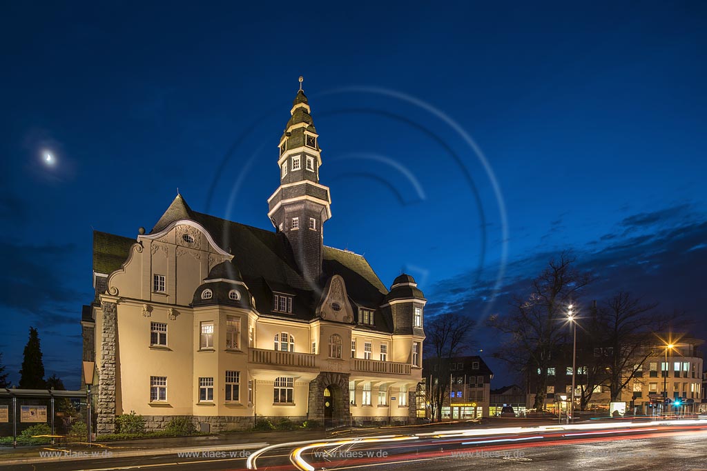 Remscheid-Luettringhausen, Rathaus illuminiert zur blauen Stunde.