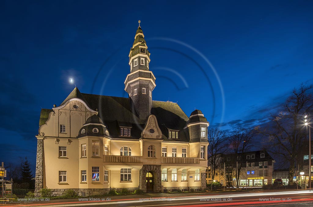 Remscheid-Luettringhausen, Rathaus illuminiert zur blauen Stunde.