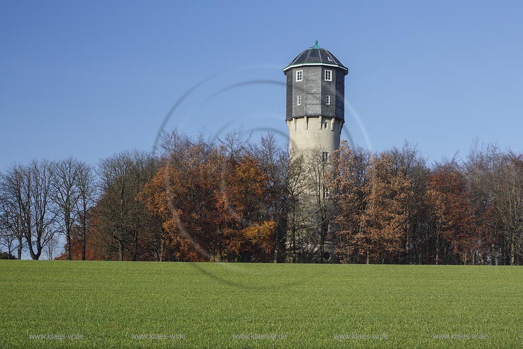 Remscheid-Luettringhausen, Blick auf den Wasserturm im Spaetherbst, er steht unter Denkmalschutz und stellt eine weithin sichtbare Landmarke dar; Remscheid-Luettringhausen, view to the water tower in late autumn