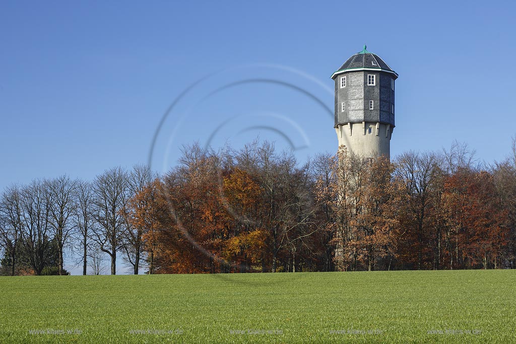 Remscheid-Luettringhausen, Blick auf den Wasserturm im Spaetherbst, er steht unter Denkmalschutz und stellt eine weithin sichtbare Landmarke dar; Remscheid-Luettringhausen, view to the water tower in late autumn.