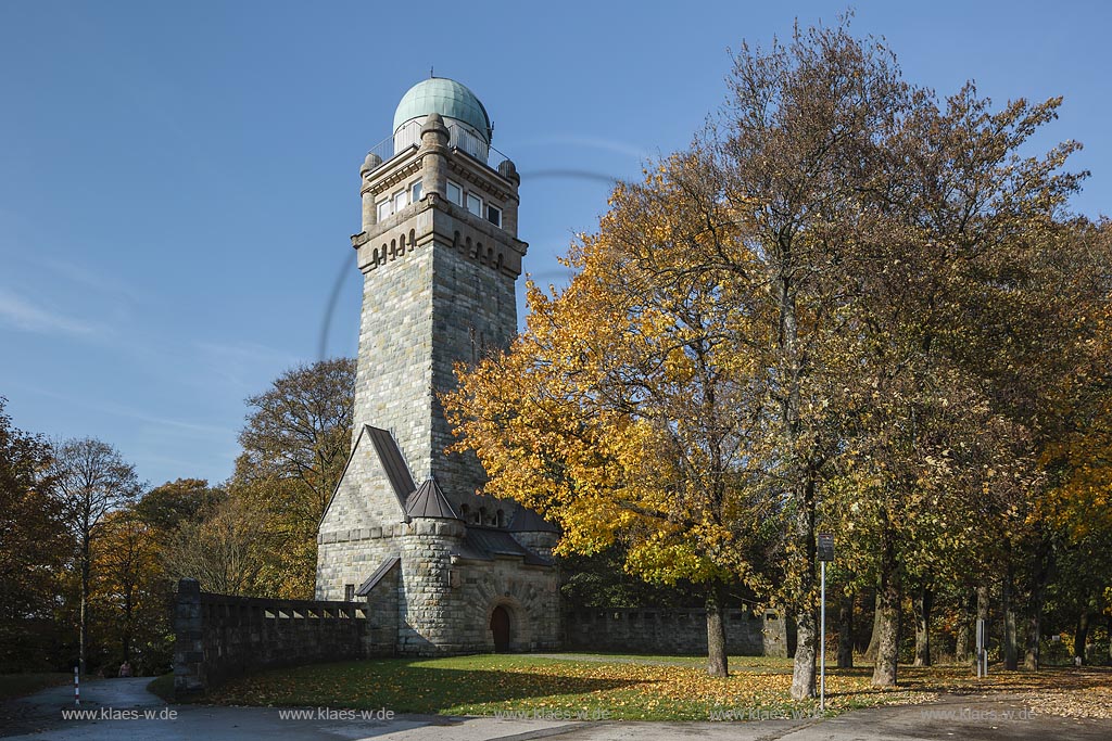 Remscheid, Stadtpark, Bismarckturm in Herbststimmung, er ist ein heute als Sternwarte genutzter 30 m hoher Turm; Remscheid, Stadtpark, tower Bismarckturm.
