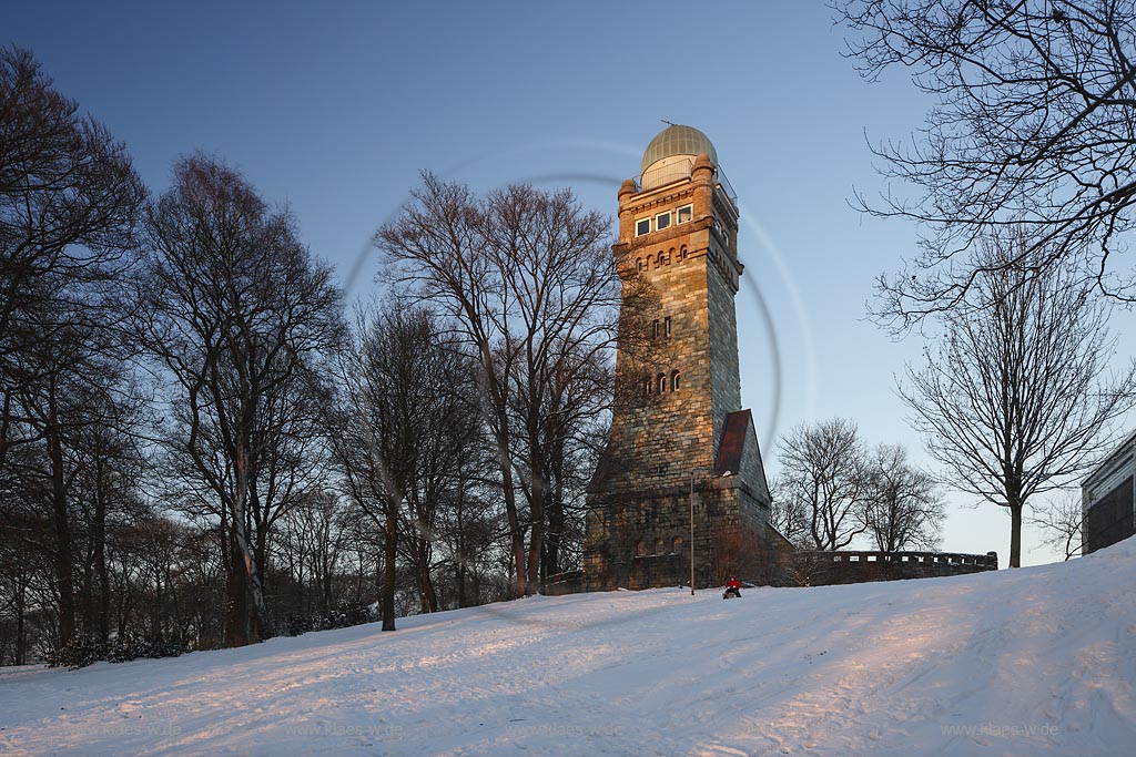 Remscheid, Stadtpark, Blick auf den Bismarckturm im Schnee, er  ist ein heute als Sternwarte genutzter 30 m hoher Turm; Remscheid, Stadtpark, view to the  observatory Bismarckturm in snow.