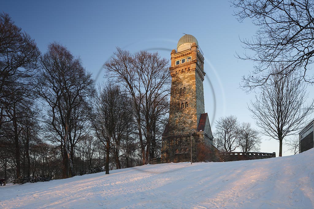 Remscheid, Stadtpark, Blick auf den Bismarckturm im Schnee, er  ist ein heute als Sternwarte genutzter 30 m hoher Turm; Remscheid, Stadtpark, view to the  observatory Bismarckturm in snow.