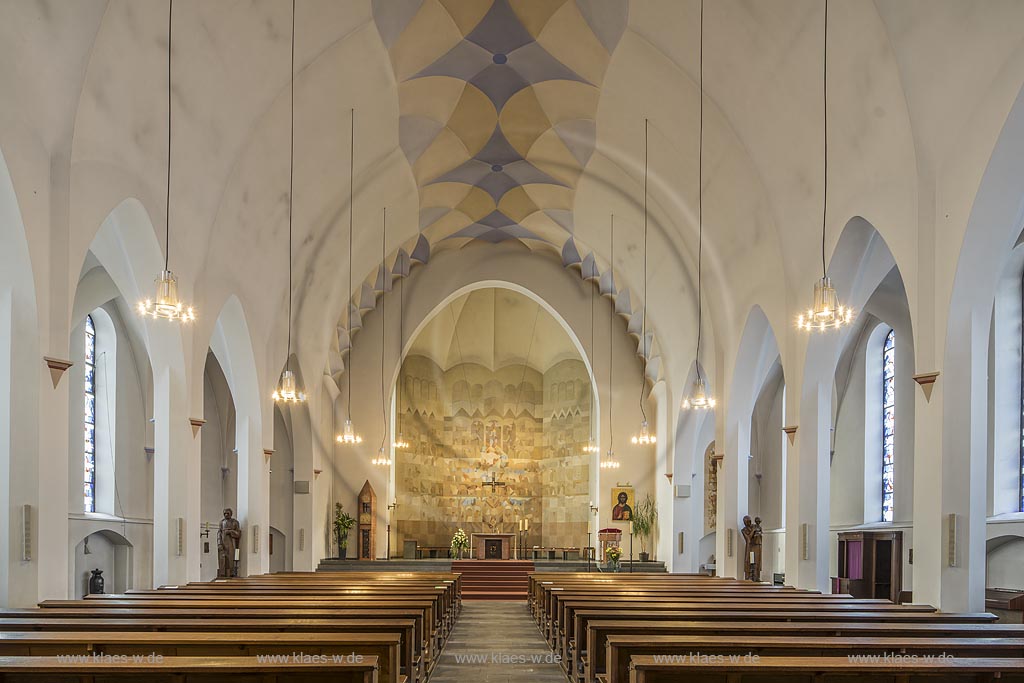Remscheid-Sued, katholische Kirche St. Josef, Innenaufnahme, Blick Richtung Altar; Remscheid Sued, catholic church St. Joseph, interior view onto altar.