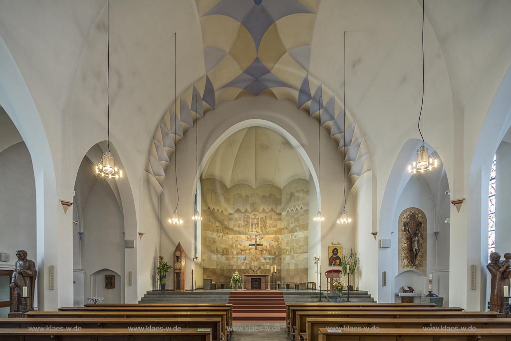 Remscheid-Sued, katholische Kirche St. Josef, Innenaufnahme, Blick Richtung Altar; Remscheid Sued, catholic church St. Joseph, interior view onto altar.
