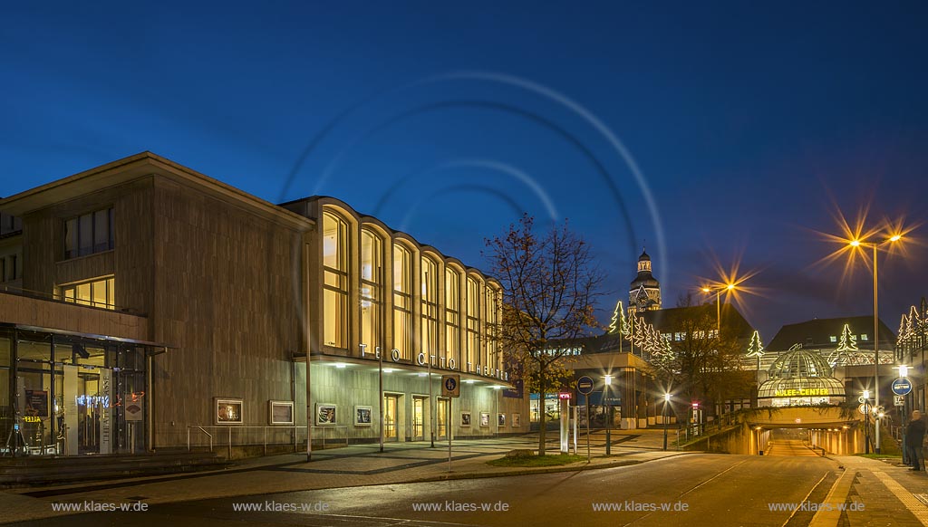 Remscheid-Alt Remscheid, Teo Otto Theater mit Blickrichung Rathausturm und Eingang Alleecenter zur Weihnachtsszeit waehrend der blauen Stunde.