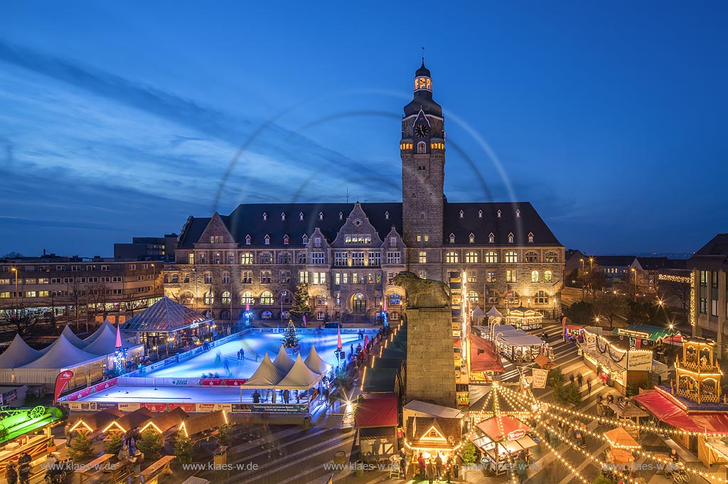 Remscheid-Alt Remscheid, Weihnachtsmarkt auf dem Theodor-Heuss-Platz mit dem Rathaus und Loewendenkmal zur blauen Stunde.