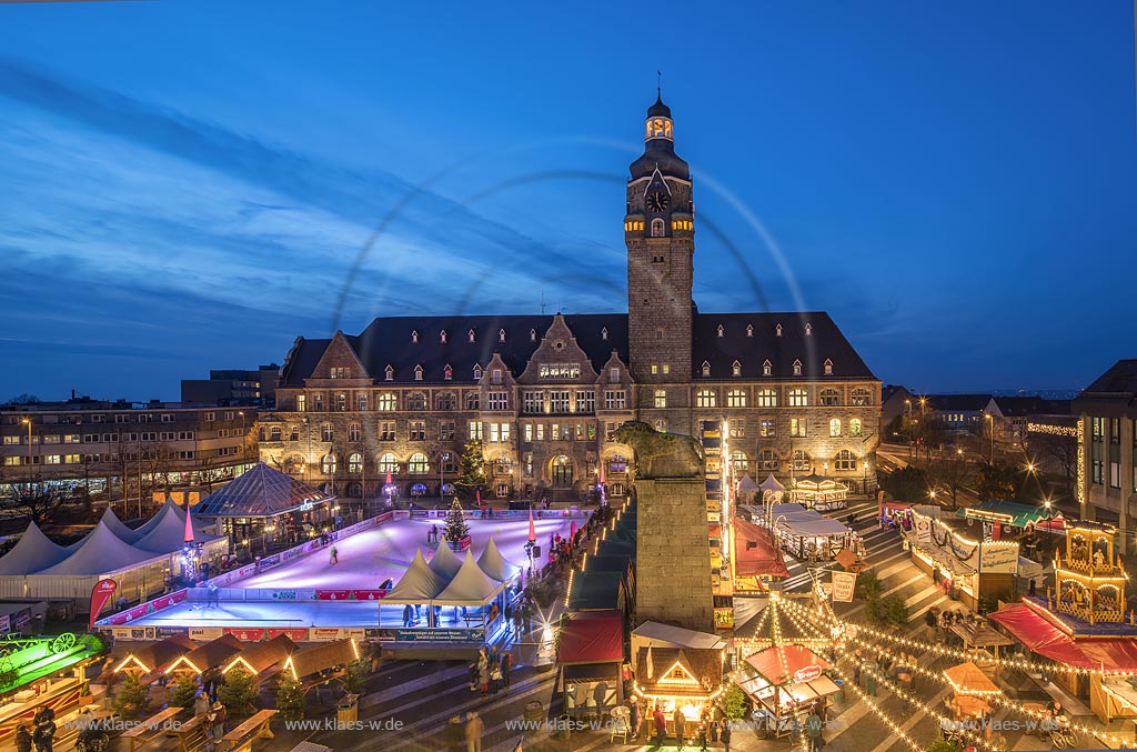Remscheid-Alt Remscheid, Weihnachtsmarkt auf dem Theodor-Heuss-Platz mit dem Rathaus und Loewendenkmal zur blauen Stunde.
