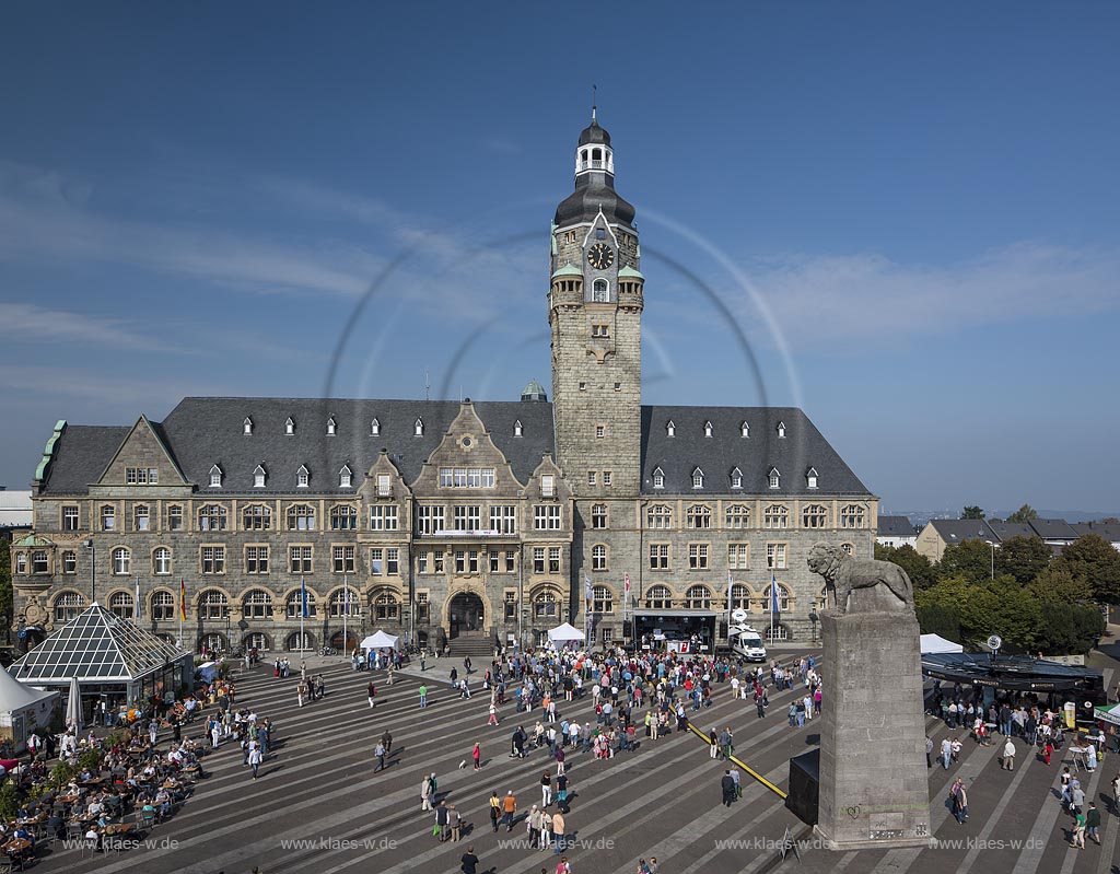 Remscheid, "Theodor-Heuss-Platz" mit Rathaus am WDR2-Tag; Remscheid, city hall during festival.