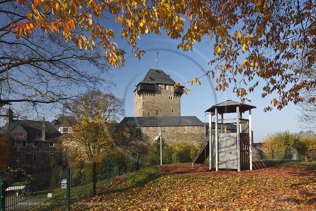 Solingen-Burg, Blick zu Schloss Burg mit Bergfied und Kinder Kletterturm mit Rutsche im Herbst; Solingen-Burg castle Burg in autum