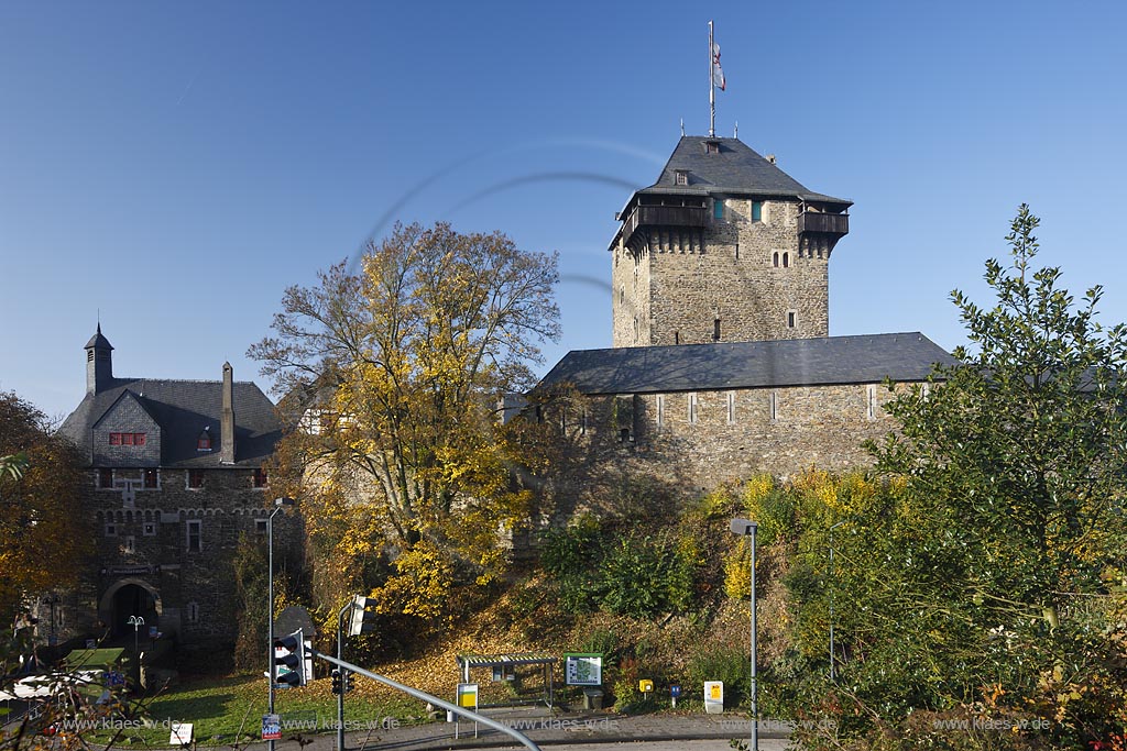 Solingen-Burg, Blick zu Schloss Burg mit Bergfied im Herbst; Solingen-Burg castle Burg in autum