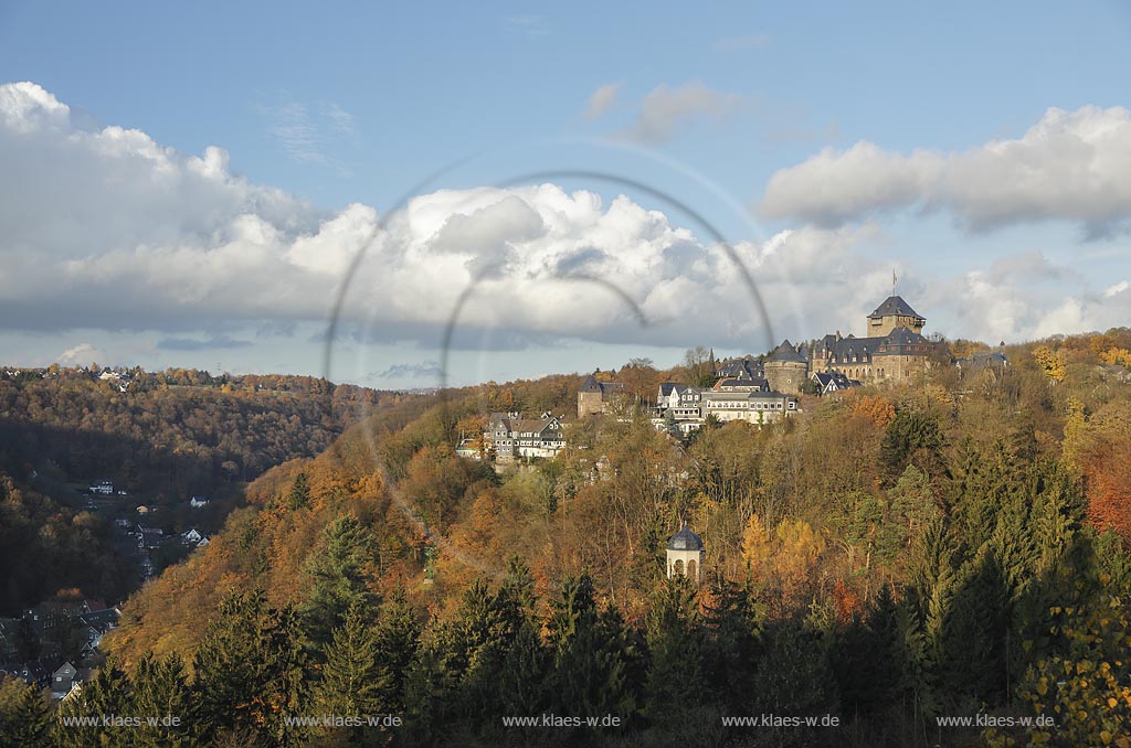 Solingen-Burg, Blick auf Schloss Burg und Diederichstempel in Herbststimmung; Solingen-Burg, view to castle Schloss Burg and Diederichstempel in autumn.