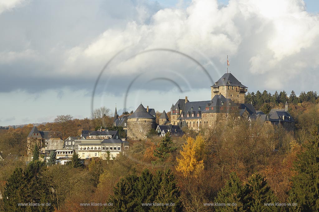 Solingen-Burg, Blick auf Schloss Burg in Herbststimmung; Solingen-Burg, view to castle Schloss Burg in autumn.